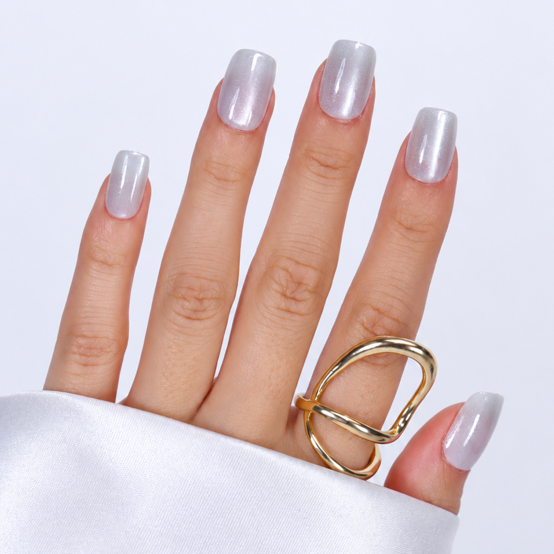 Gümüş Beyaz Simli Cat Eye Kısa Balerin Soft Jel Standart Beden 30'lu Takma Tırnak MKBL3663